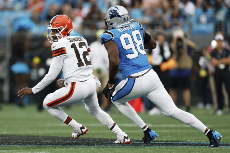 Sanders impresses in debut, Browns win 30